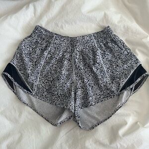 Lululemon Athletica Black and White hotty hot short 2.5 inch MID/LOW RISE